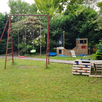 Garten im Frühling und Sommer